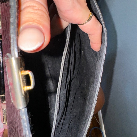 Medium sized Black Crocodile-Embossed Leather Handbag - Picture 5 of 8